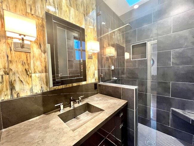 Building Photo - Welcome to North Beach! Premier 1 bed/ 2 B...