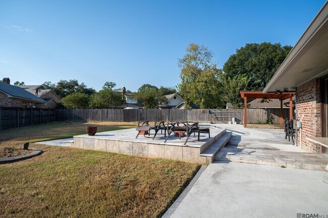 Building Photo - 3736 Sessions Dr