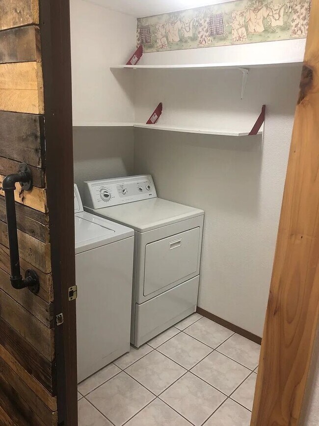 Building Photo - Spacious Single Level 3bd 2.75bath available Dec. 9th