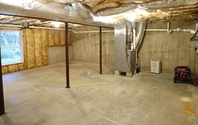 Building Photo - Privacy, Space, and Modern Comfort in Salem