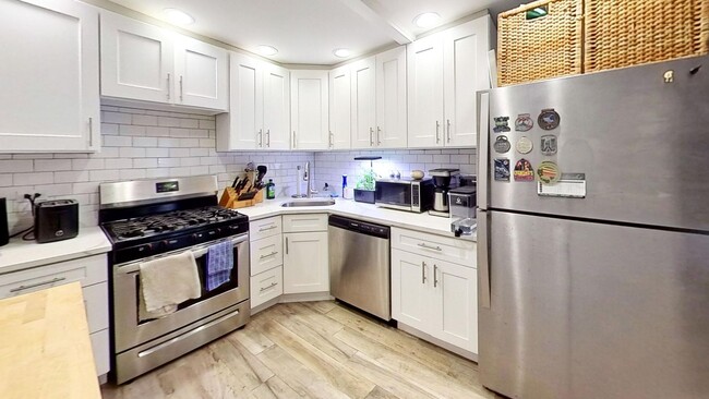 Building Photo - Rehabbed Duplexed NorthHalsted Two Bedroom...