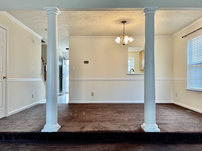 Building Photo - BEAUTIFUL THREE LEVEL TOWNHOME IN NORTH STAFFORD!