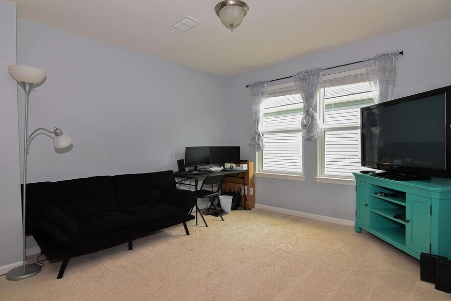 Building Photo - 422 Northern Red Oak Dr