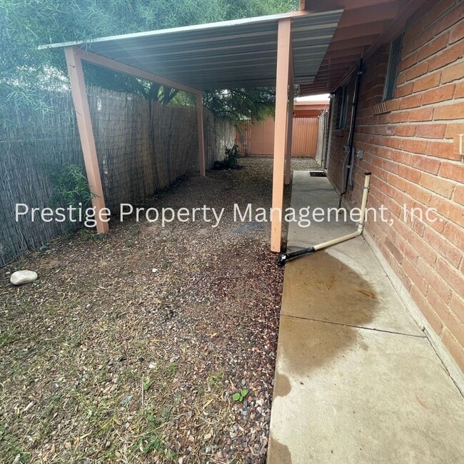 Building Photo - 812-812 E Holaway Dr