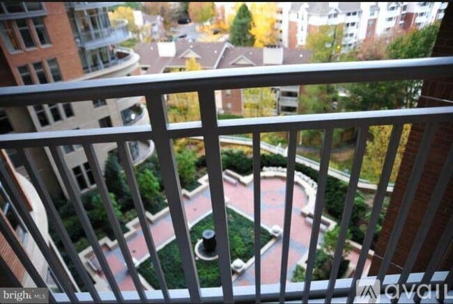 Building Photo - 8220 Crestwood Heights Dr