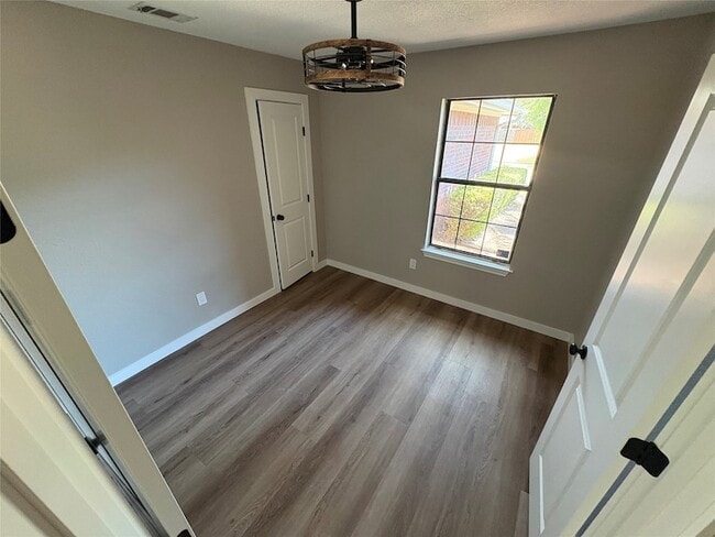 Building Photo - 2710 Vistaview Dr