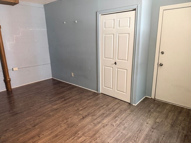 Building Photo - 560 Manor St