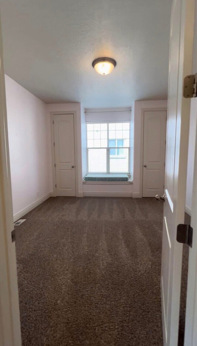 Building Photo - 2049 Sunflower Ln