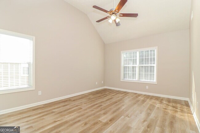 Building Photo - 2975 Northcliff Dr