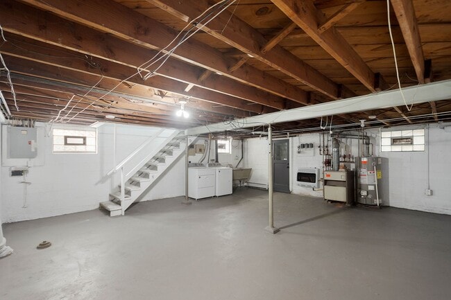 Building Photo - 826 Miller Ave