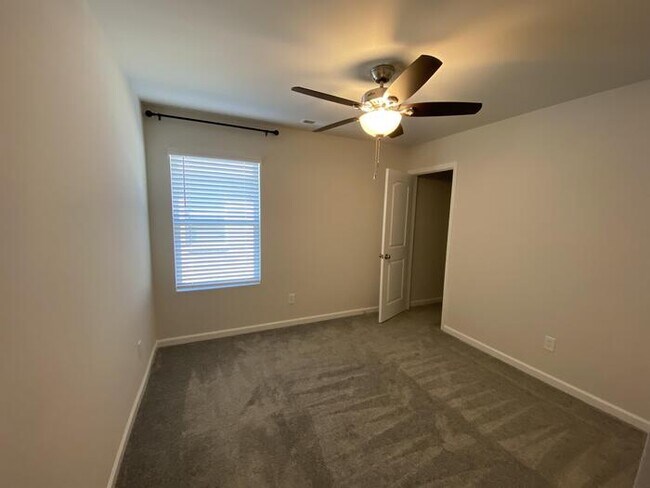 Building Photo - 107 Daymark Dr