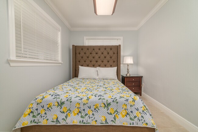 Building Photo - 2130 Pinehurst St