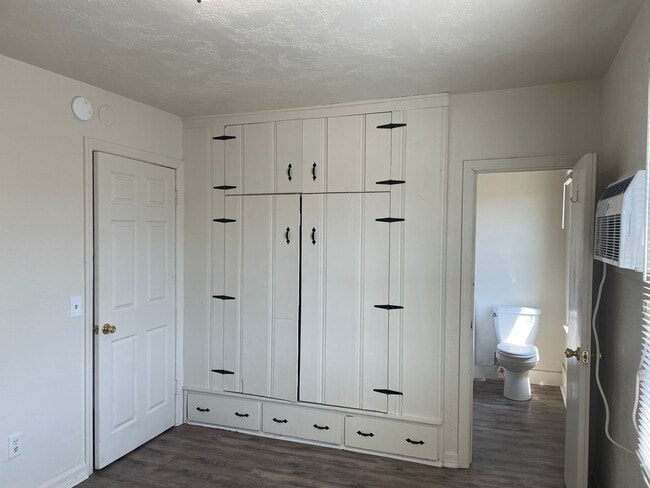 Building Photo - Newly Renovated-1 Bedroom 1 Bath Upstairs ...