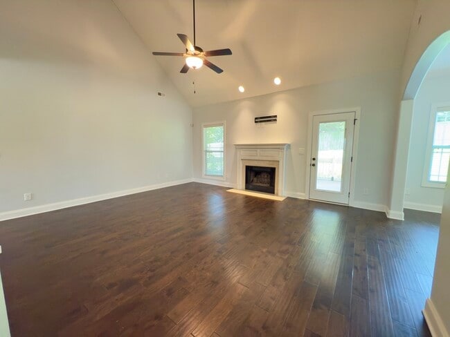 Building Photo - 532 Larkspur Dr