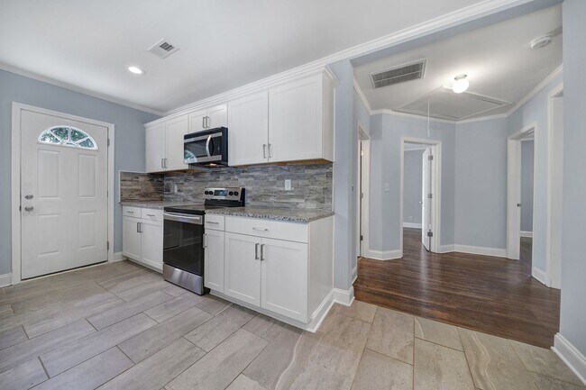 Building Photo - Lovely 2 Bed 1 Bath Bungalow Home in Charl...