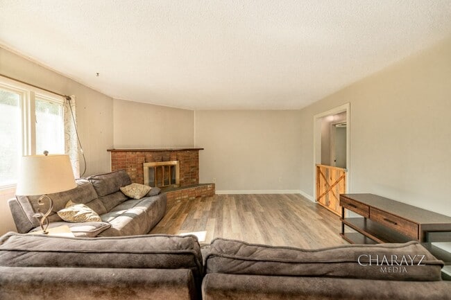 Building Photo - Duplex-Upper Unit in Aurora Subdivision