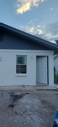 Building Photo - 904 E Lucas Ave