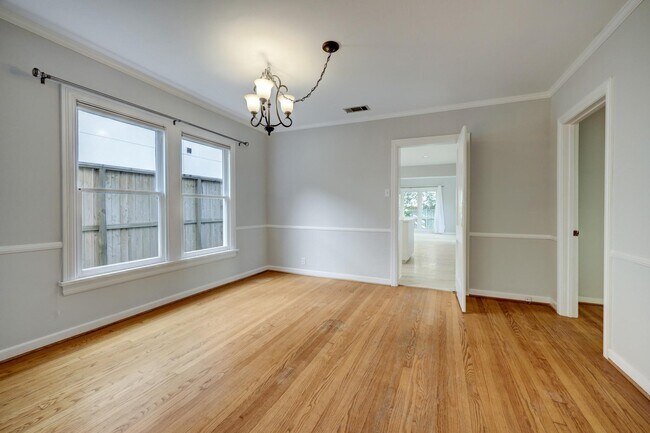 Building Photo - 2910 Plumb St