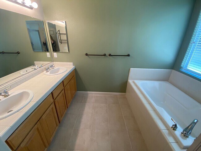 Building Photo - 4 bedroom in Paso Robles