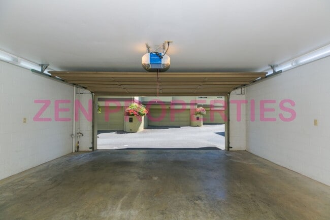Building Photo - 3 bdrm/ 2.5 bath townhome for rent at Neho...
