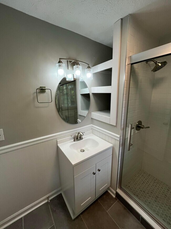 Building Photo - 11 E Kelso Rd