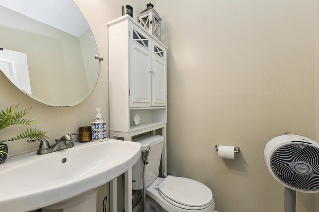 Building Photo - Nestled in the desirable Potomac Lakes com...