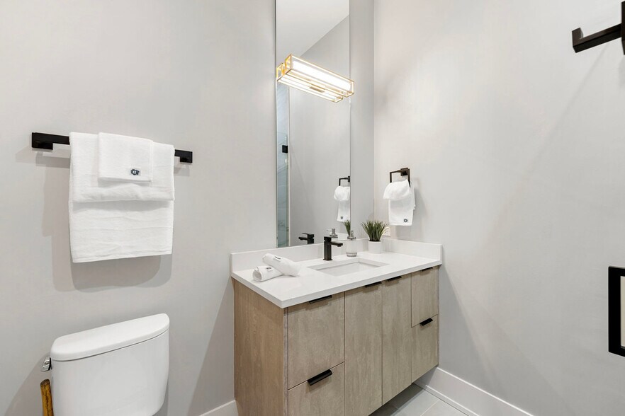 Building Photo - 318 W Grand Ave