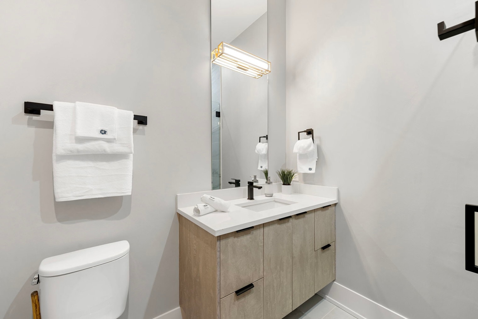 Building Photo - 318 W Grand Ave