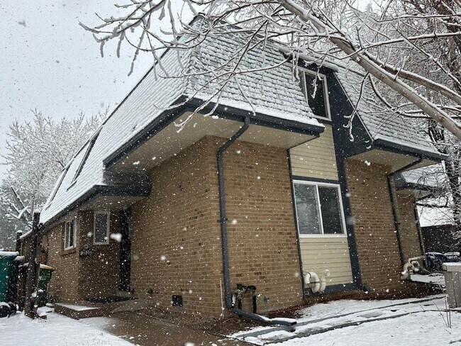 Building Photo - Aurora Rental | 3 Bedroom Home w/ Basement, Garage & Fireplace – Near Denver Commute