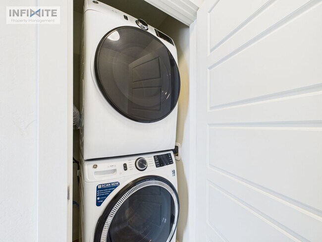 Building Photo - 3 Bedroom plus office space - Modern Comfo...