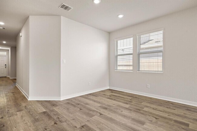 Building Photo - 2415 Ekvall Dr