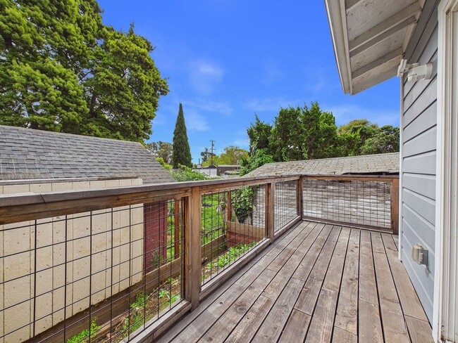 Building Photo - Brand New 1BD/1BA ADU with Private Deck, In-Unit Laundry & Parking – Prime Oakland Location