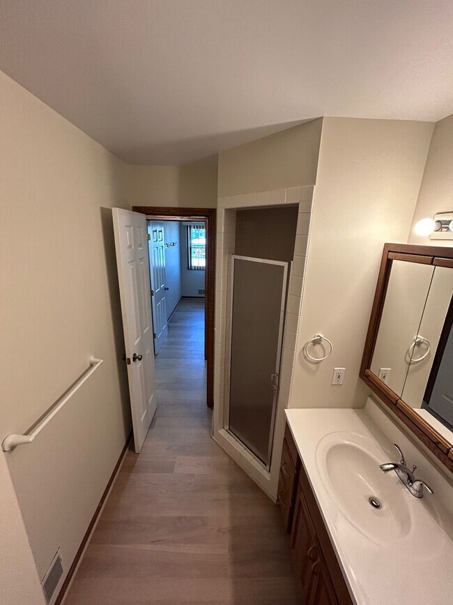 Building Photo - 963 Vos St