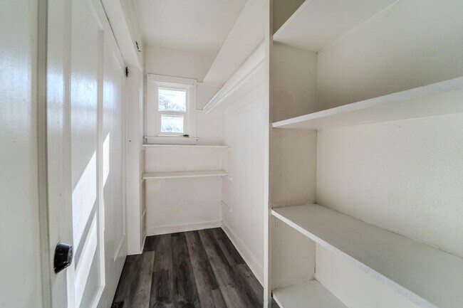 Building Photo - 1123