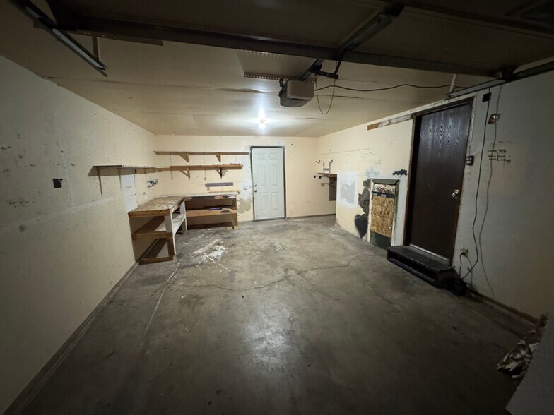 Building Photo - 4913-4915 N Drury Rd