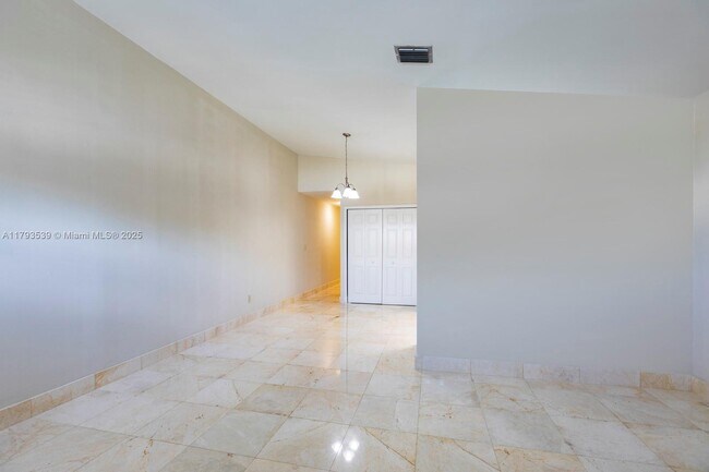 Building Photo - 2733 SW 31st Pl