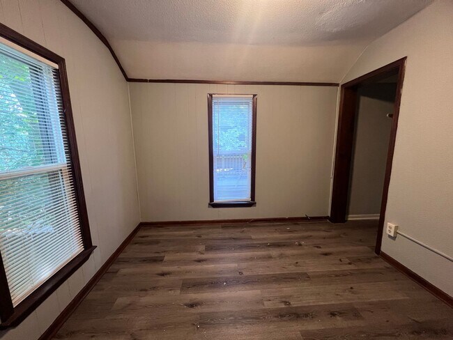 Building Photo - Three Bedroom on the NE Side of GR!