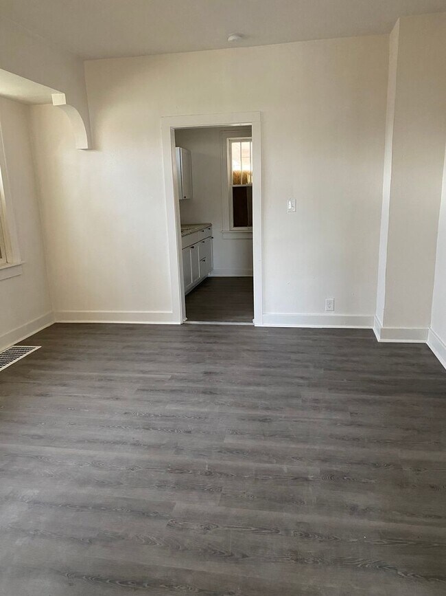 Building Photo - LIMITED TIME**NO APPLICATION FEE**1/2 OFF ...