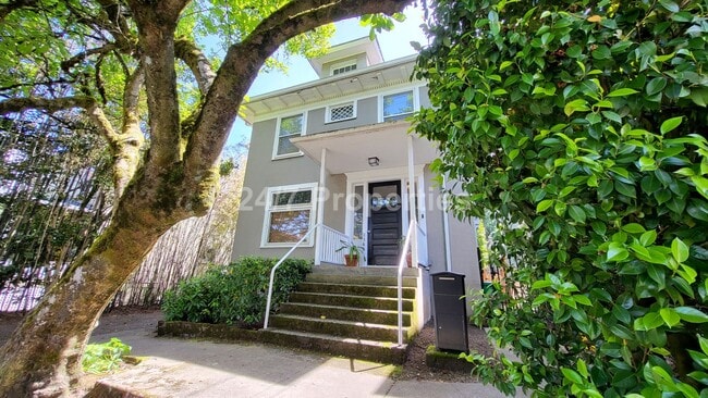 Building Photo - Beautiful Vintage 3 BD | 2.5 BA Home - Nob...