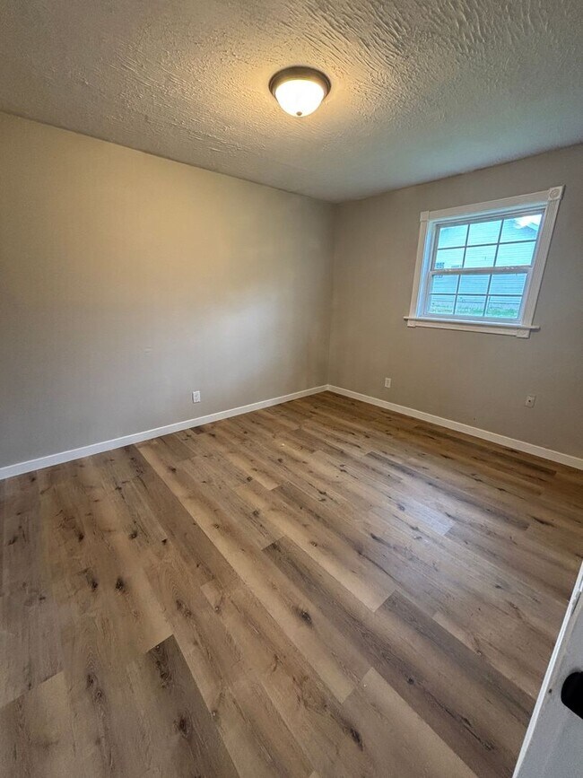Building Photo - Newly Renovated 2 Bed 1 Bath Apt Move In Special!!