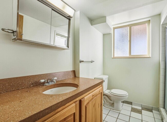 Building Photo - 2036 Highland View Cir