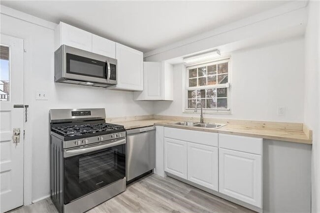 Building Photo - 3841 Lawnview Ave