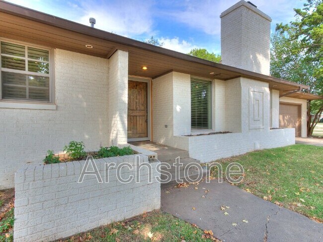 Building Photo - 9631 Stratford Dr