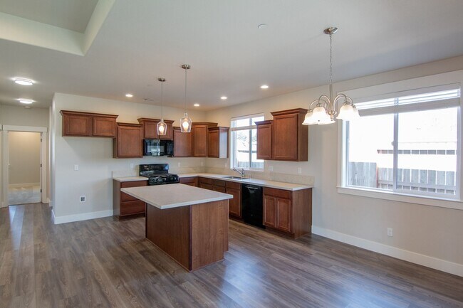 Building Photo - MOVE IN SPECIAL $500 OFF FIRST MONTHS RENT