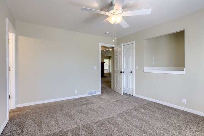 Building Photo - 3 Bedroom Bellevue Home!!