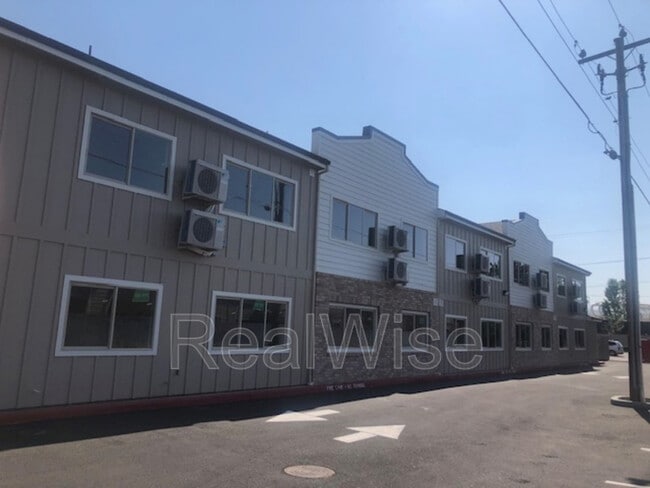 Building Photo - 1935 W Table Rock Rd