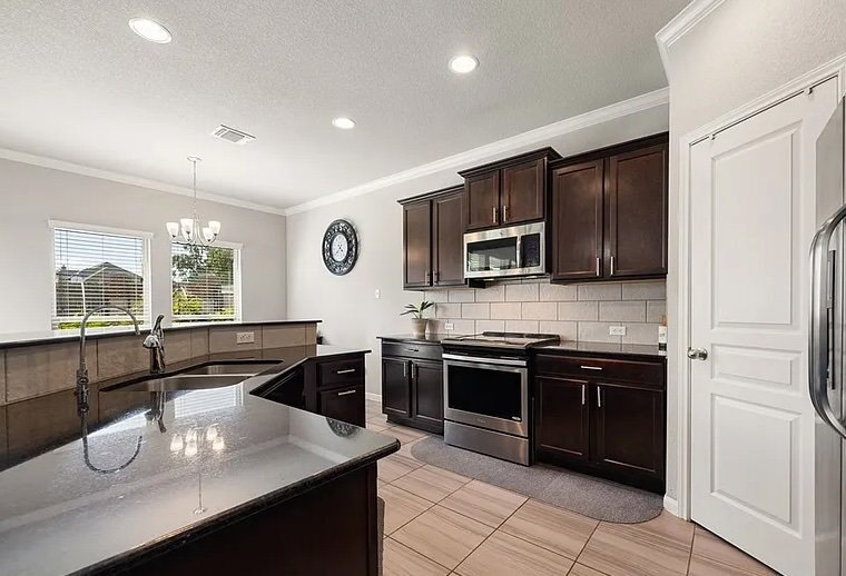 Building Photo - 5804 Blackstone Dr