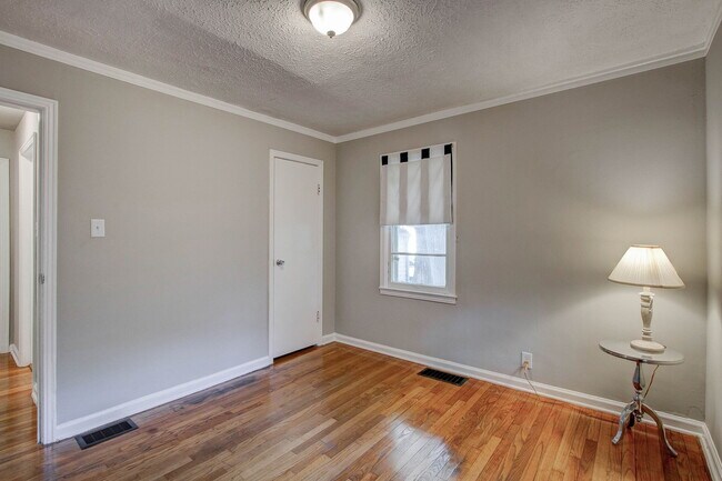 Building Photo - 5628 Norwaldo Ave