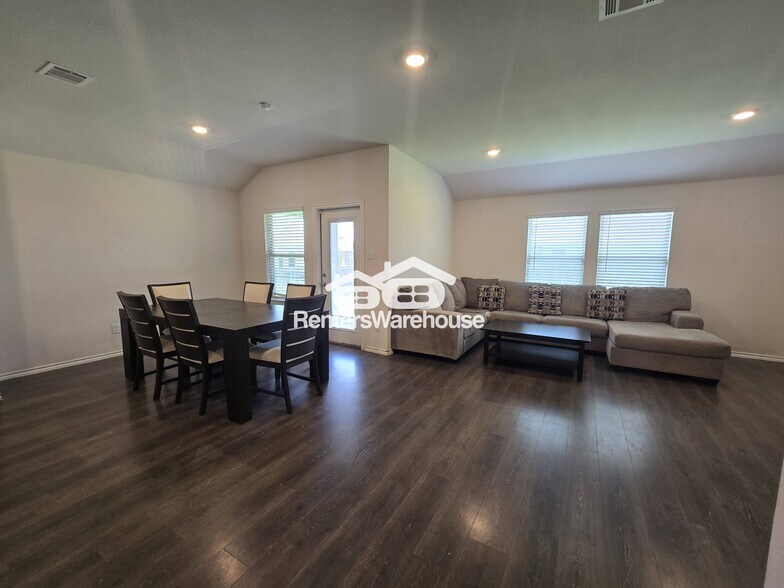 Building Photo - 616 Chuck Wagon Dr