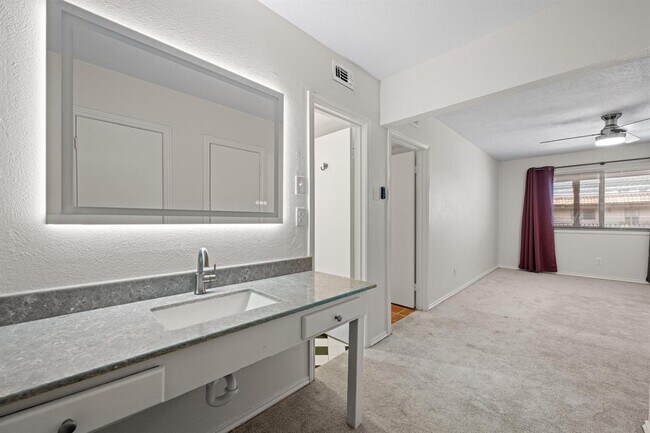 Building Photo - 505 W 7th St